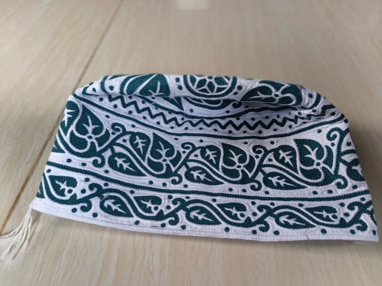 Premium White Omani Caps for Indian Wholesale Buyers