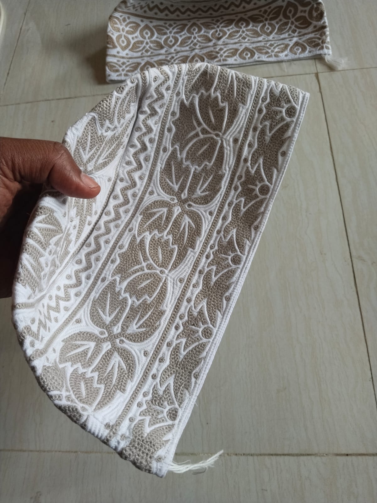 Elegant White Kumma Cap with Traditional Omani Craftsmanship
